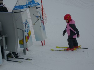 Pienten on hyvä opetella laskutekniikkaa ilman sauvoja ja hissiinkin meno helpompaa         